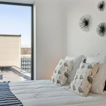 Huswell - Spacious 3 Bedroom With Private Garage Apartment
